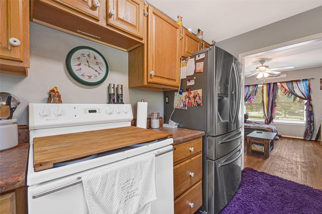 1008 E Houston Street, Highlands, TX 77562
