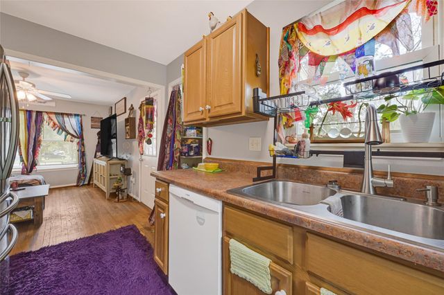 1008 E Houston Street, Highlands, TX 77562
