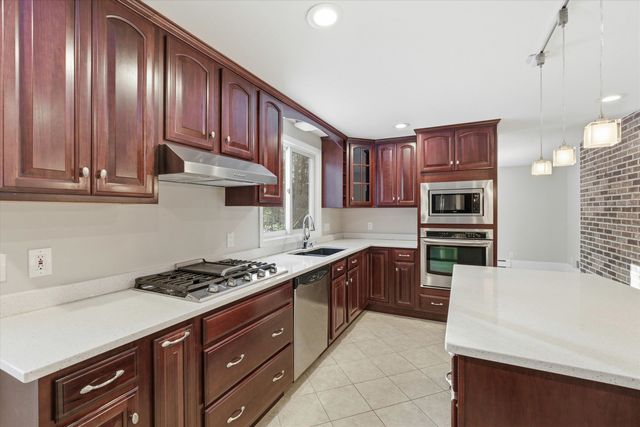 34 Hitching Post Lane, Bedford, NH 03110