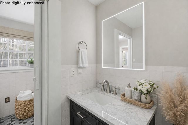 34 Hitching Post Lane, Bedford, NH 03110