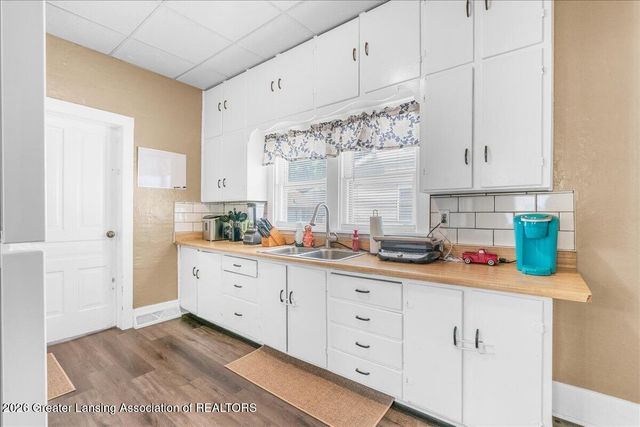 725 N Cochran Avenue, Charlotte, MI 48813