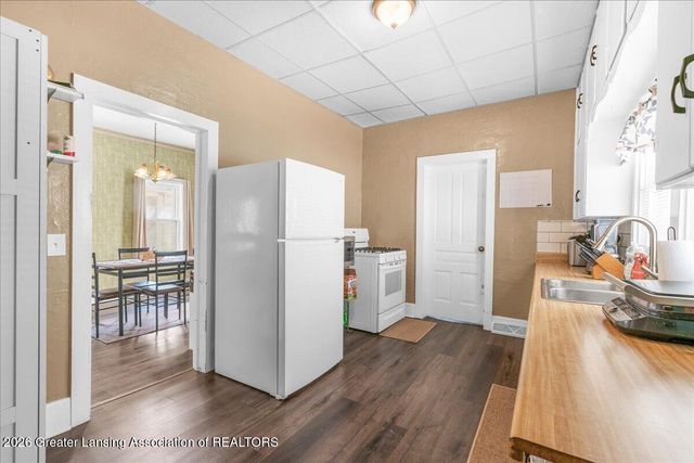 725 N Cochran Avenue, Charlotte, MI 48813