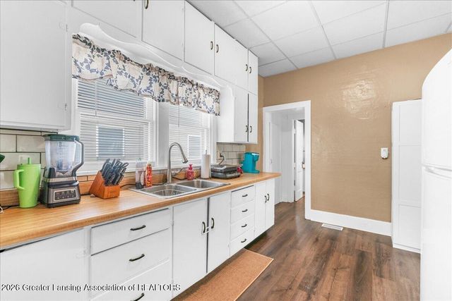 725 N Cochran Avenue, Charlotte, MI 48813