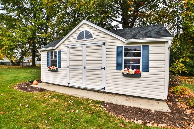 7373 Balla Drive, Wheatfield, NY 14120