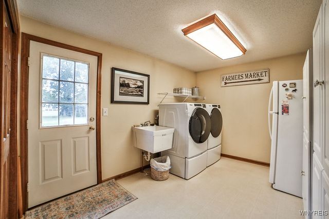 7373 Balla Drive, Wheatfield, NY 14120