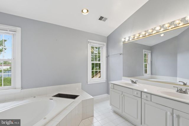 6323 BARCROFT MEWS DR, Falls Church, VA 22041