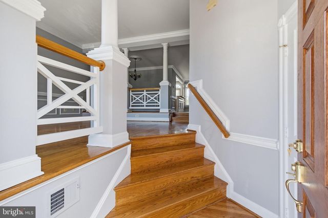 6323 BARCROFT MEWS DR, Falls Church, VA 22041