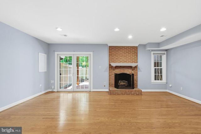 6323 BARCROFT MEWS DR, Falls Church, VA 22041