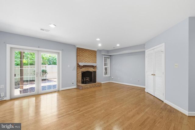 6323 BARCROFT MEWS DR, Falls Church, VA 22041