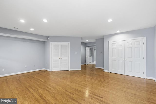 6323 BARCROFT MEWS DR, Falls Church, VA 22041
