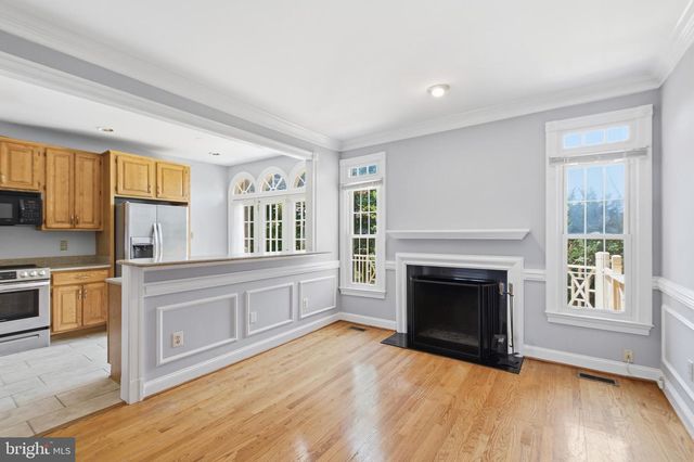6323 BARCROFT MEWS DR, Falls Church, VA 22041