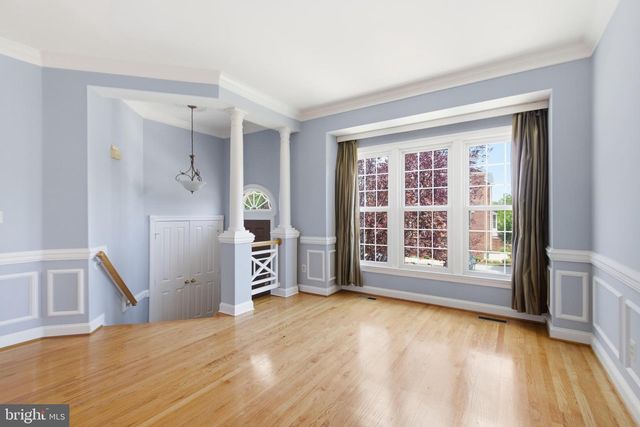 6323 BARCROFT MEWS DR, Falls Church, VA 22041
