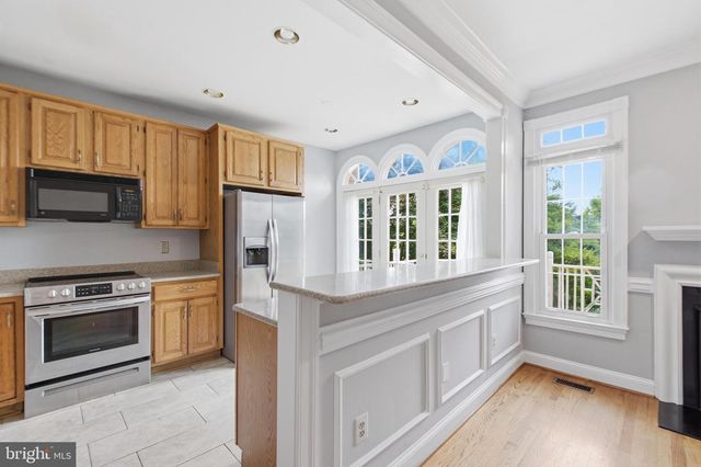 6323 BARCROFT MEWS DR, Falls Church, VA 22041