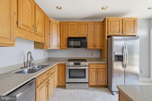 6323 BARCROFT MEWS DR, Falls Church, VA 22041