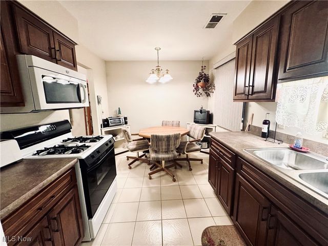 359 Quarry Lane Drive SW, Howland, OH 44483