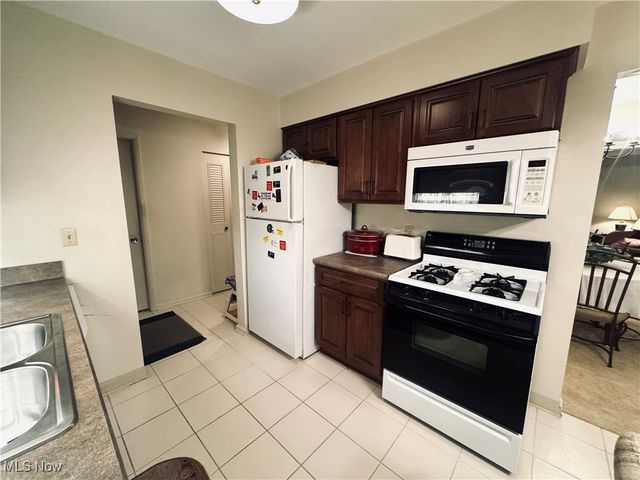 359 Quarry Lane Drive SW, Howland, OH 44483