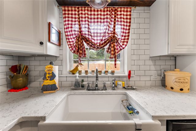 2200 Gregory Lane, Waco, TX 76708
