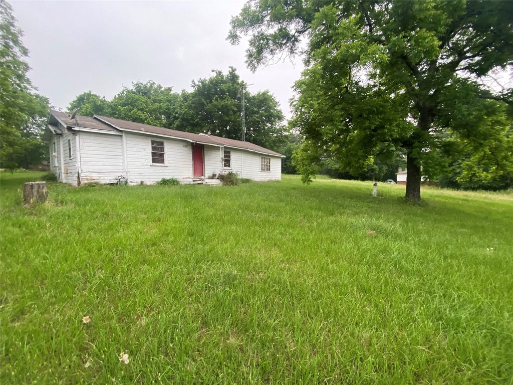 300 S Texas Street, Emory, TX 75440
