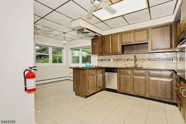 13 Mountain Glen Rd, Ringwood Boro, NJ 07456