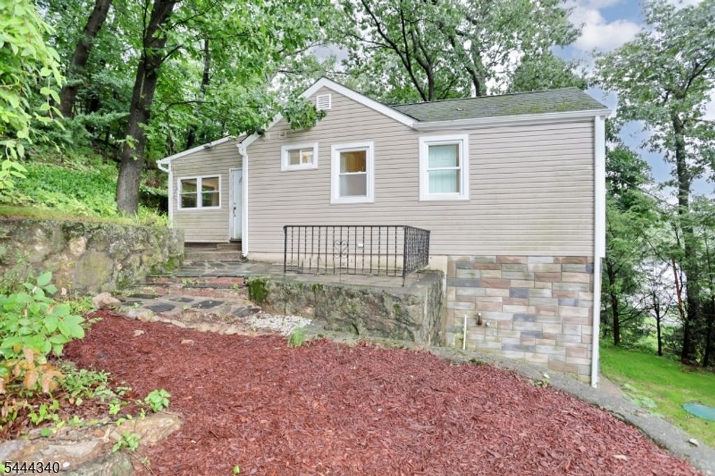 13 Mountain Glen Rd, Ringwood Boro, NJ 07456