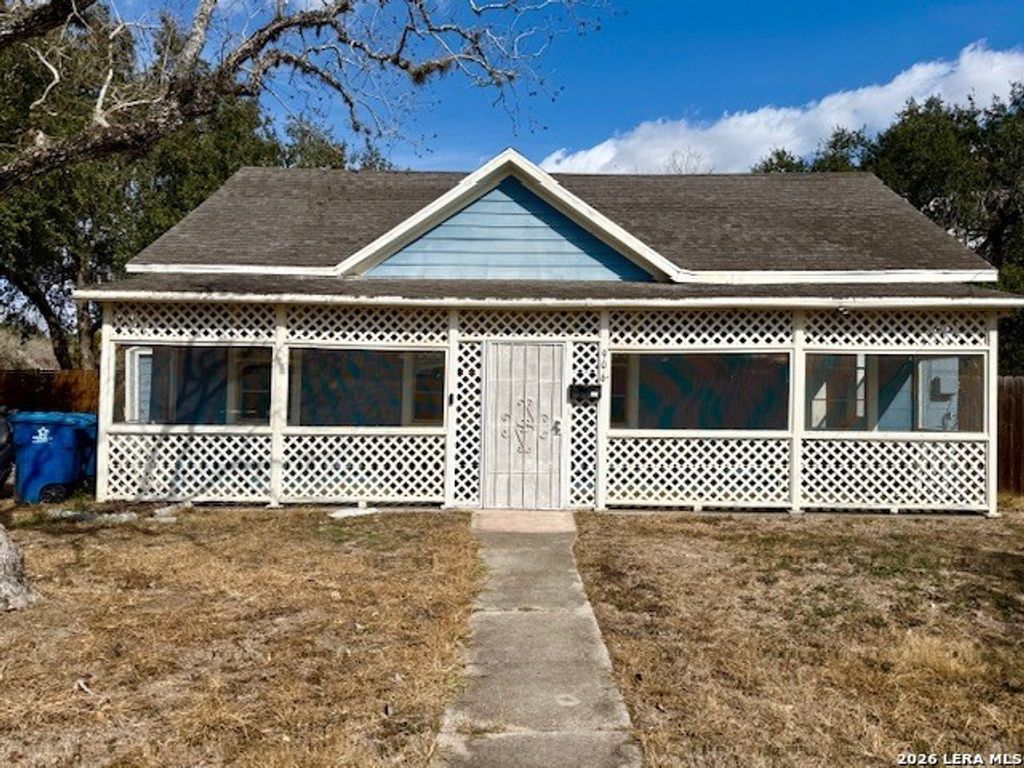 906 N Jefferson St, Beeville, TX 78102