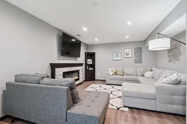 1004 Hummingbird Circle, Waterloo, IA 50702