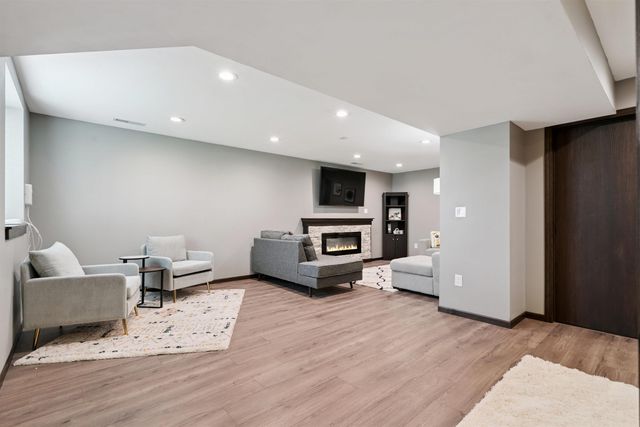 1004 Hummingbird Circle, Waterloo, IA 50702
