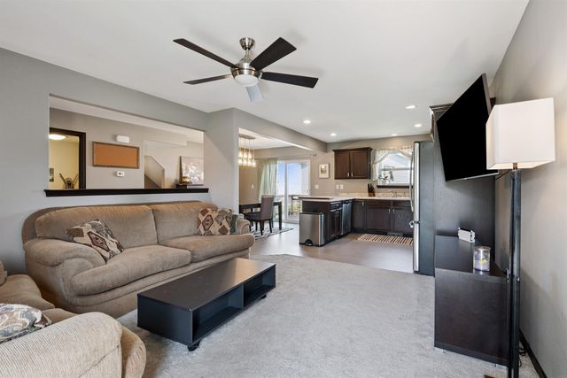 1004 Hummingbird Circle, Waterloo, IA 50702