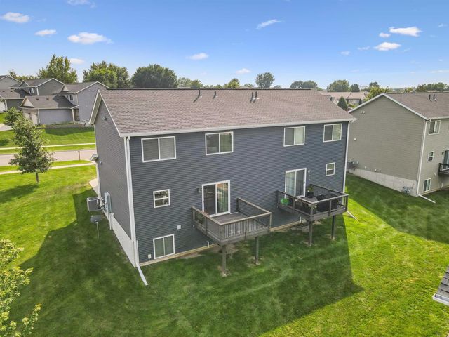 1004 Hummingbird Circle, Waterloo, IA 50702