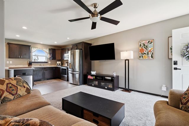 1004 Hummingbird Circle, Waterloo, IA 50702