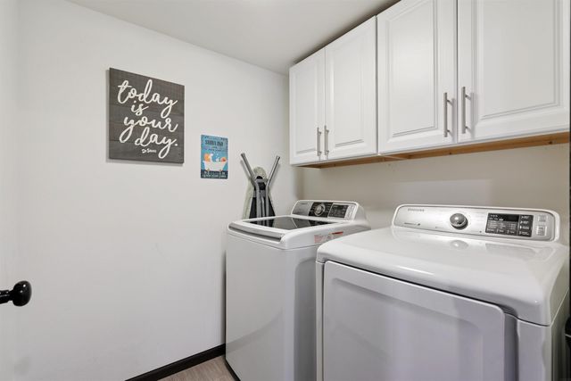 1004 Hummingbird Circle, Waterloo, IA 50702