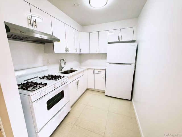 42-29 Parsons Boulevard 3F, Flushing, NY 11355