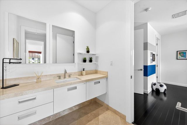 2740 NE 17th Street, Fort Lauderdale, FL 33305