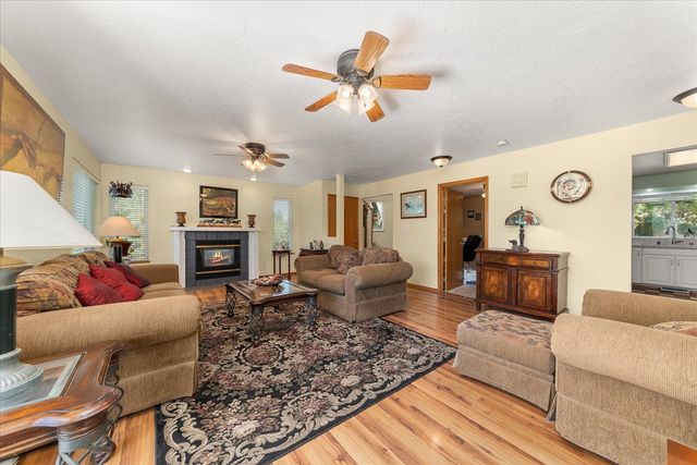 4002 S Long Ln, Greenacres, WA 99016