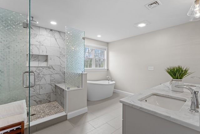14 Charles St, North Reading, MA 01864