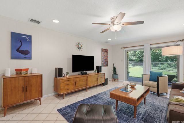 246 W GLENVIEW DR, San Antonio, TX 78228