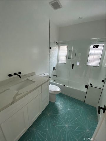 3106 W Berkeley Avenue, Los Angeles, CA 90026