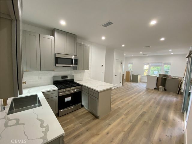 3106 W Berkeley Avenue, Los Angeles, CA 90026