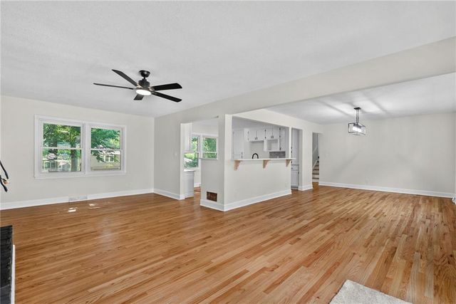 10810 Oak Street, Kansas City, MO 64114