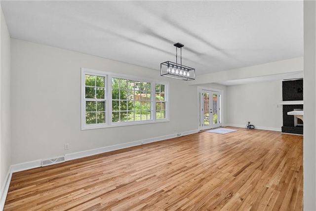 10810 Oak Street, Kansas City, MO 64114