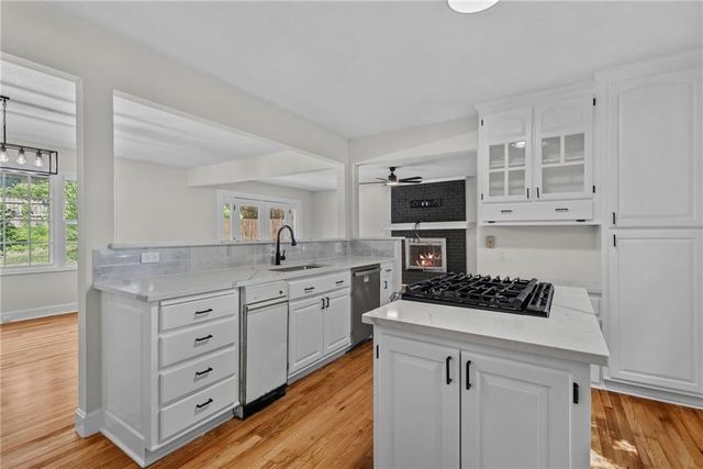 10810 Oak Street, Kansas City, MO 64114