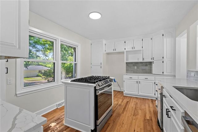 10810 Oak Street, Kansas City, MO 64114