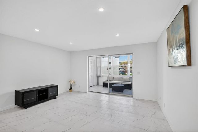 2300 NE 1st Lane 201, Boynton Beach, FL 33435