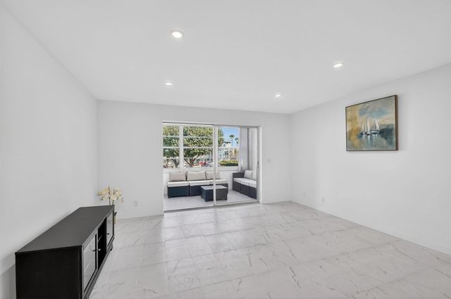 2300 NE 1st Lane 201, Boynton Beach, FL 33435