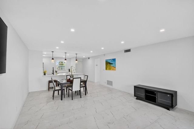2300 NE 1st Lane 201, Boynton Beach, FL 33435