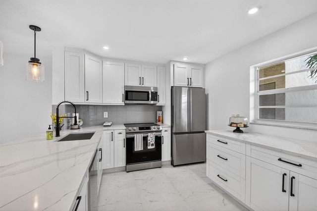 2300 NE 1st Lane 201, Boynton Beach, FL 33435