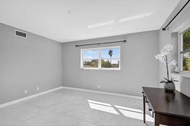 2300 NE 1st Lane 201, Boynton Beach, FL 33435