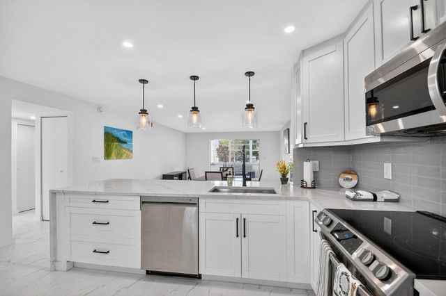 2300 NE 1st Lane 201, Boynton Beach, FL 33435