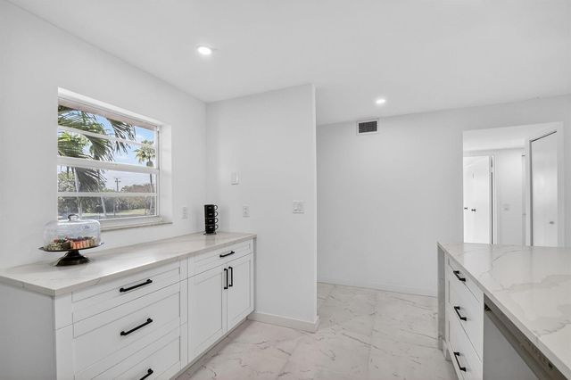 2300 NE 1st Lane 201, Boynton Beach, FL 33435
