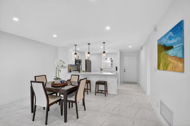 2300 NE 1st Lane 201, Boynton Beach, FL 33435